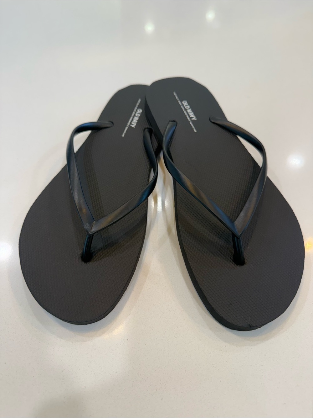 Old navy women’s black flip flops - NEW